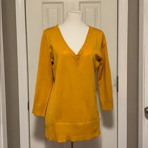 V neck gold sweater with quarter length sleeves